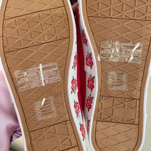 NWT🌹 low tennis shoes w/roses lining the bottom - Picture 6 of 6